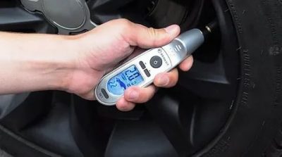 Чем проверить давление в шинах автомобиля?