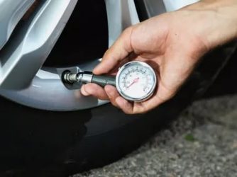 Чем проверить давление в шинах автомобиля?