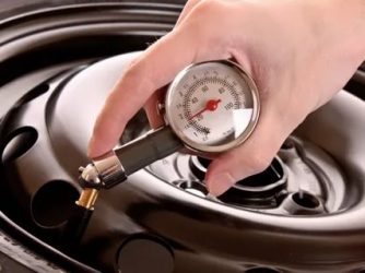 Чем проверить давление в шинах автомобиля?