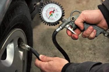 Чем проверить давление в шинах автомобиля?