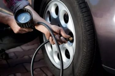 Чем проверить давление в шинах автомобиля?