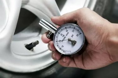 Чем проверить давление в шинах автомобиля?
