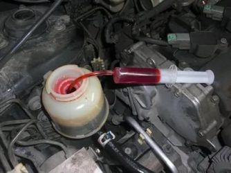 Что нужно заливать в гидроусилитель руля?