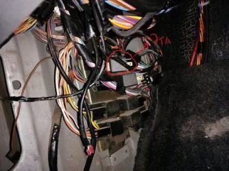 Газ 31105 реле ближнего света где находится?