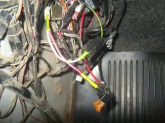 Газ 31105 реле ближнего света где находится?