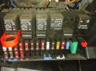 Где находится реле ближнего света на приоре?