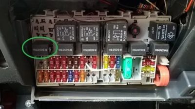 Где находится реле ближнего света на приоре?
