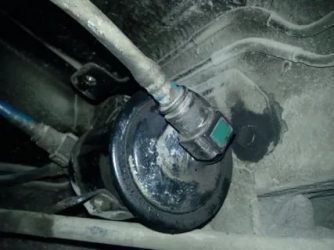 Где находится топливный фильтр на киа спектра?