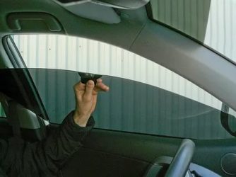 Как быстро снять тонировку со стекла автомобиля?