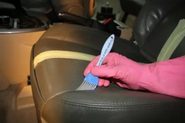 Как очистить обивку салона автомобиля своими руками?