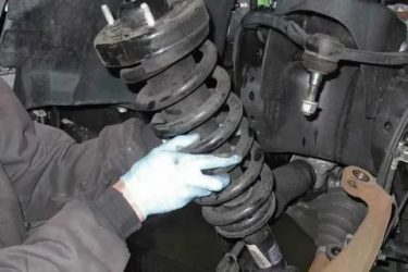 Как определить неисправность амортизатора автомобиля?