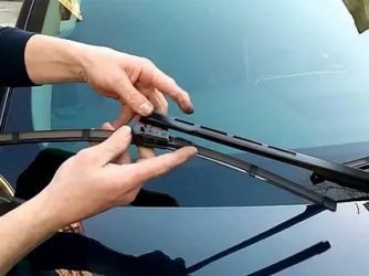 Как почистить дворники на машине?
