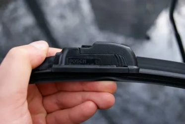 Как поменять дворники на шевроле круз?