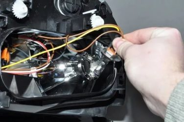 Как поменять лампочку дальнего света на приоре?