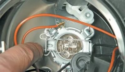 Как поменять лампочку дальнего света на приоре?