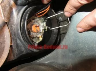 Как поменять лампу ближнего света на приоре?