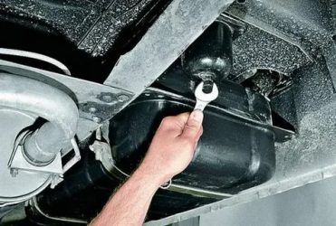 Как слить отстой из топливного бака?