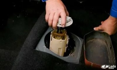 Как снять бензонасос на приоре?