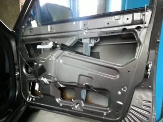 Как снять обшивку передней двери на приоре?