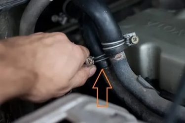 Как выгнать воздух из системы отопления автомобиля?