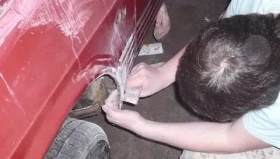 Как выправить крыло автомобиля своими руками?