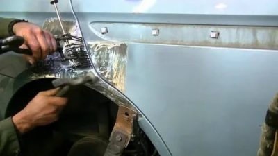 Как выправить крыло автомобиля своими руками?