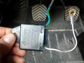 Реле дворников газ 31105 где находится?