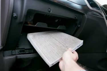 Зачем менять салонный фильтр в автомобиле?