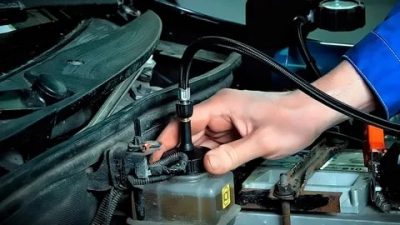 Зачем менять тормозную жидкость в автомобиле?