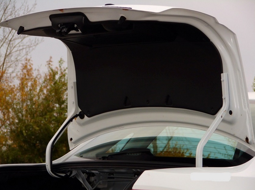 Обшивка крышки багажника Обшивка на багажник