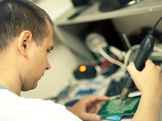 Чип-специалист Работает чип-специалист