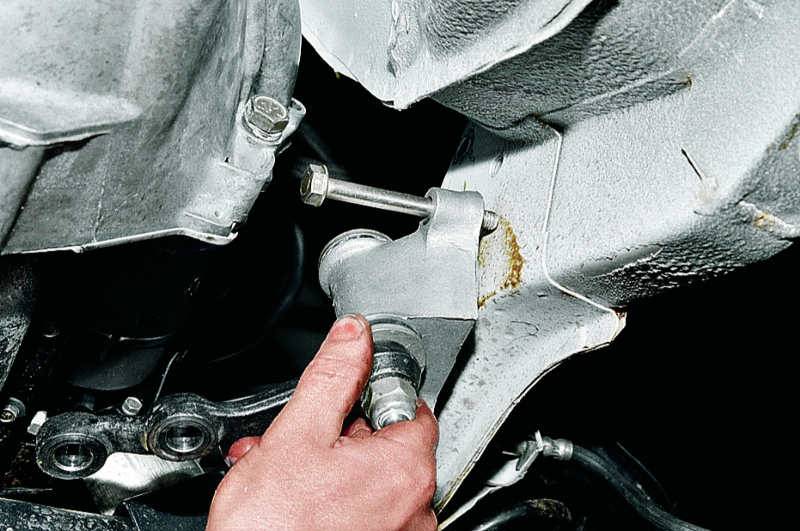 Демонтаж маятникового рычага Демонтаж изношенного рычага маятника