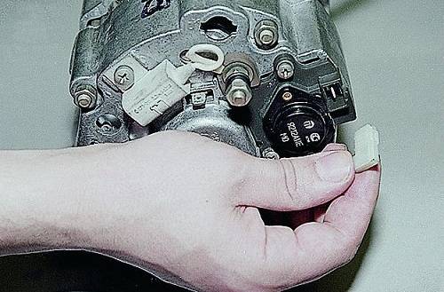 Это и есть реле зажигания Заряд поступает на реле зажигания