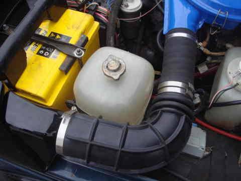 Патрубок соединен с воздушным фильтром Вход в воздушный фильтр