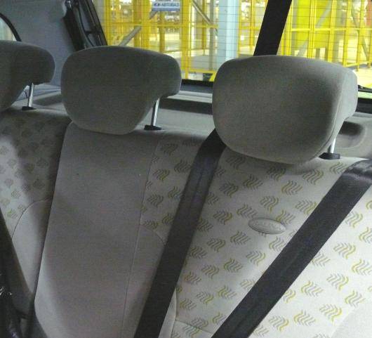 Установлены подголовники задних сидений