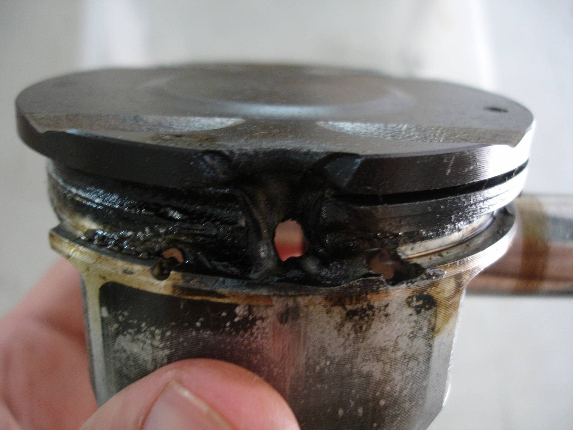 Поршень прогорел Прогорел поршень