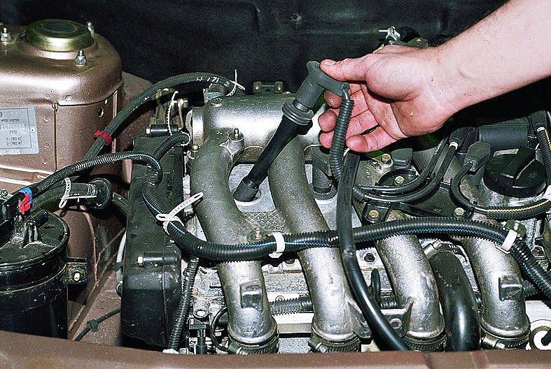 Процесс замены Свечи меняют