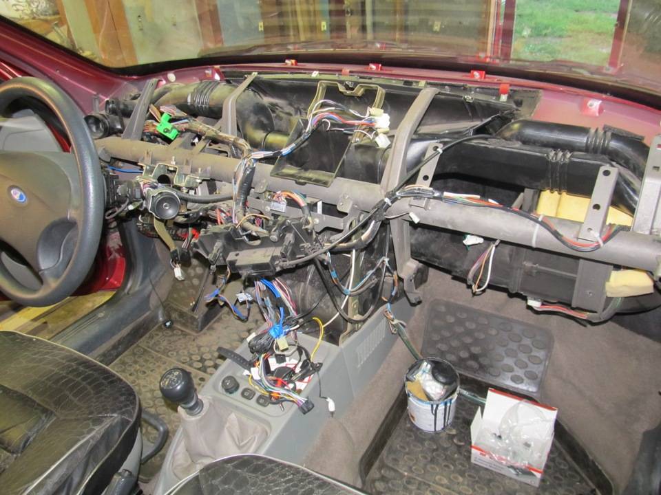 Ремонтные работы Полностью снятая панель