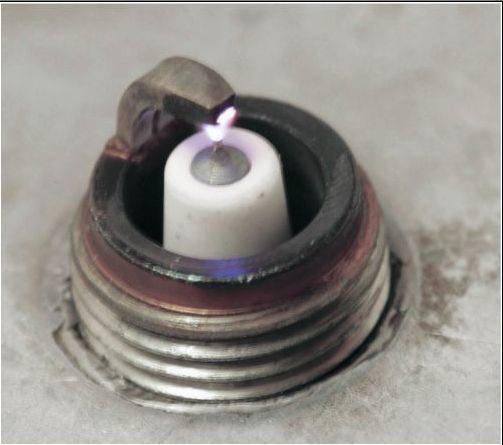 Свеча, дающая искру Правильная искра свечи