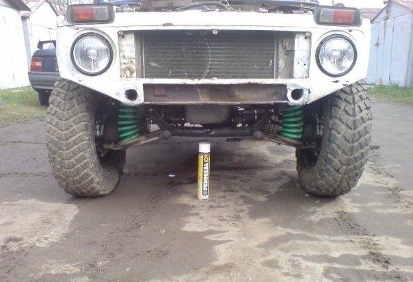 Вид спереди Приподнятое авто - вид спереди