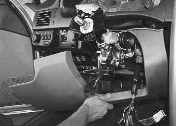 Вот здесь расположен блок Здесь спрятан в салоне авто