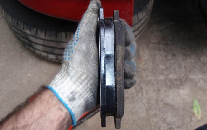 Изношенная и новая тормозная колодка Сравнение состояние колодок